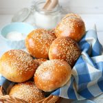 Weiche, hausgemachte Hamburgerbrötchen – Ein Rezept für alle Burger-Liebhaber